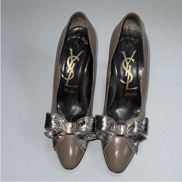 Vintage ysl taupe kitten heel bow shoes 
Size 8
Good used condition - Picture 2 of 6